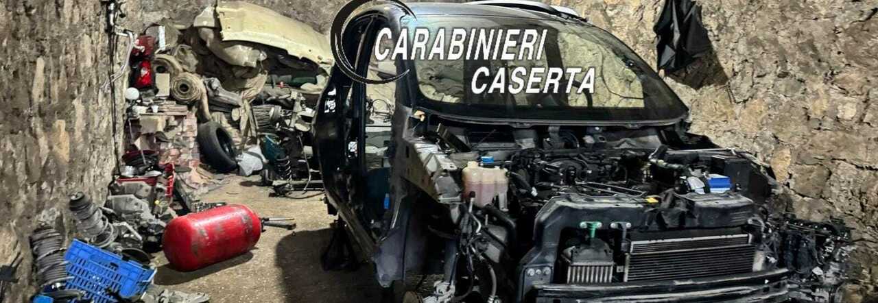 L'auto smontata scoperta dai carabinieri