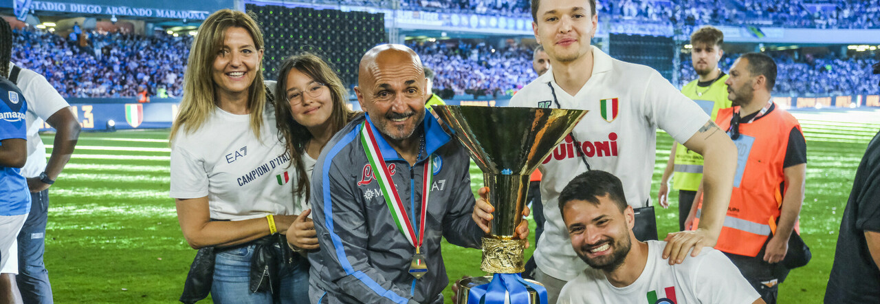 Luciano Spalletti posa con la famiglia e la coppa