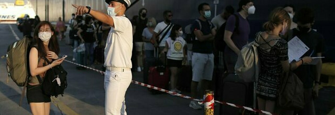 Covid, oltre 500 italiani bloccati dal virus all'estero. «Fateli tornare»