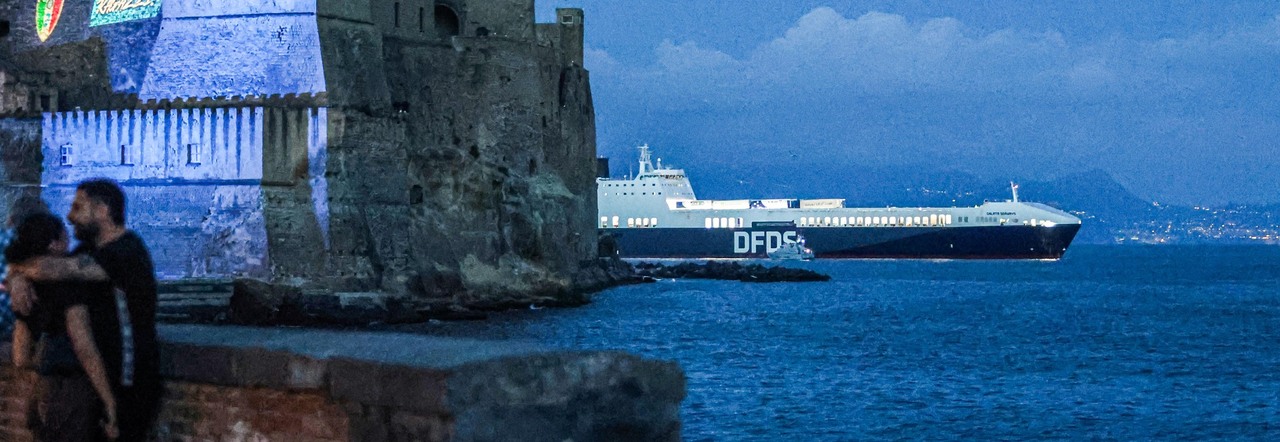 La nave turca in rada a Napoli