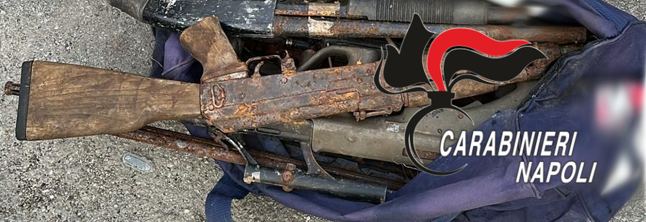 Il borsone colmo di armi rinvenuto dai carabinieri