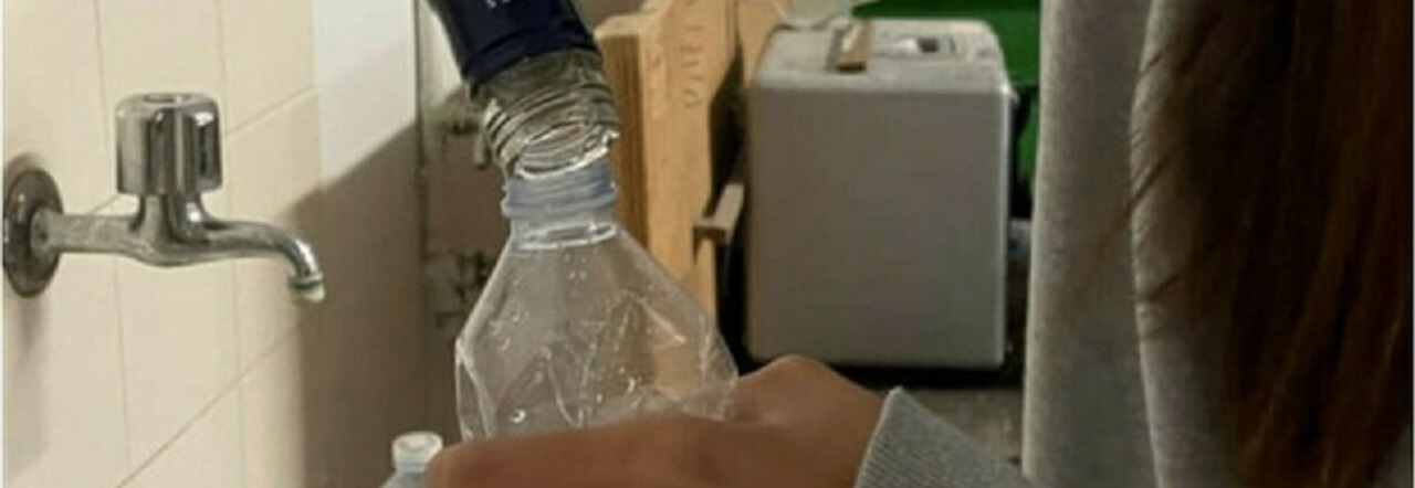 Vodka nelle bottigliette di acqua durante le lezioni, alcol in classe: ragazzi sospesi ad Ancona