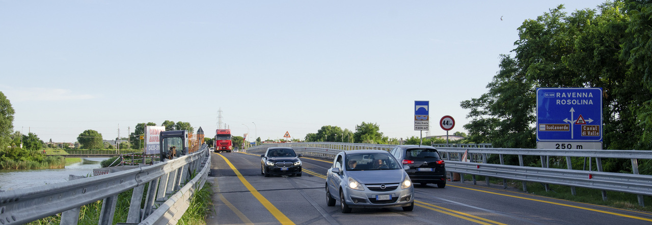 Lavori al ponte sulla statale Romea, luglio di passione per la viabilità