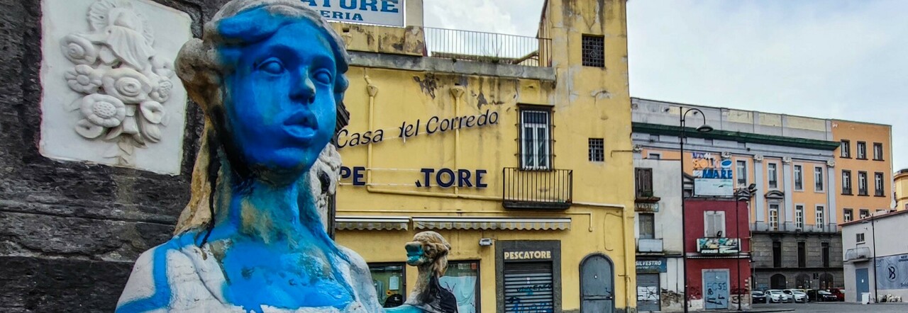 Le sfingi di piazza Mercato dipinte d'azzurro