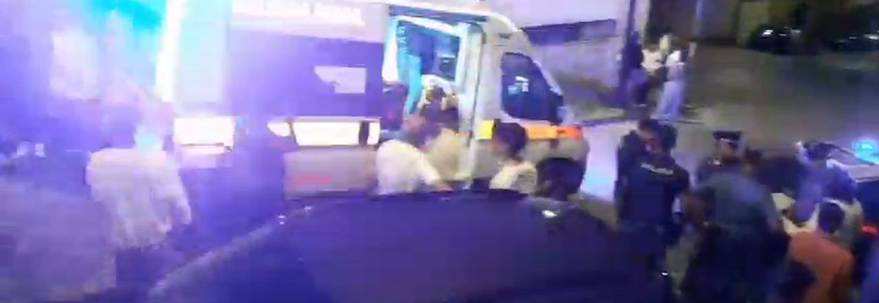L'ambulanza intervenuta dopo la rissa