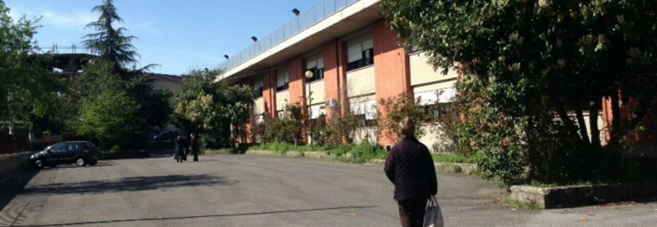 Guidonia, scuola distrutta dieci volte da una banda di studenti: 8 denunce (dopo i saluti alle telecamere)