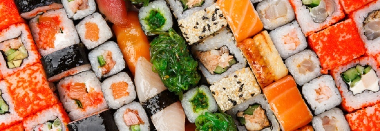 Sushi, soia e tè verde: i cibi insospettabili che rovinano il sonno. I consigli del nutrizionista