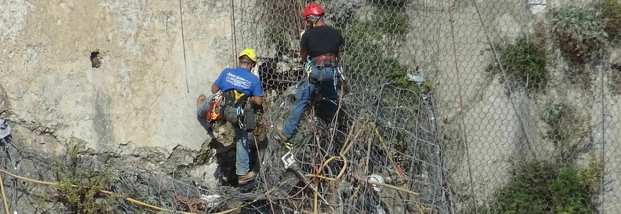 Operai a lavoro per rimuovere il masso caduto ad Amalfi