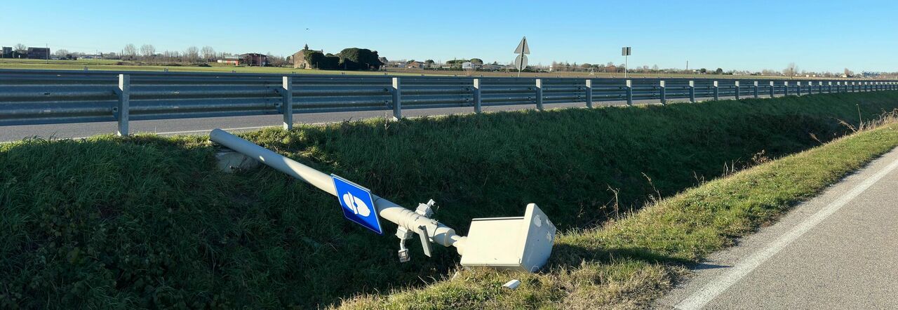 Belluno, abbattuto con un flessibile l'autovelox «più temuto d'Italia». Il  comune: «Metteremo una telecamera» - Open