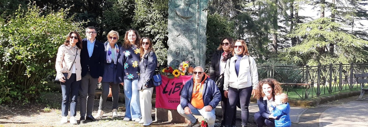 Gli attivisti di Libera davanti alla stele che ricorda Delcogliano e Iermano