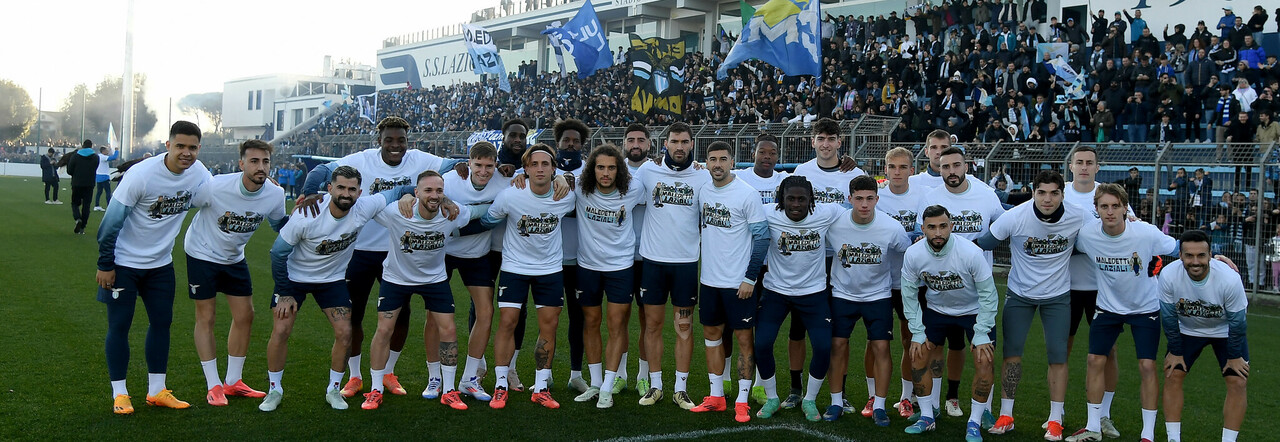 Lazio, la carica dei tifosi: 