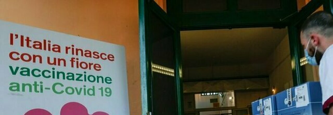 AstraZeneca, il Lazio apre ai richiami: via libera per le seconde dosi negli under 60