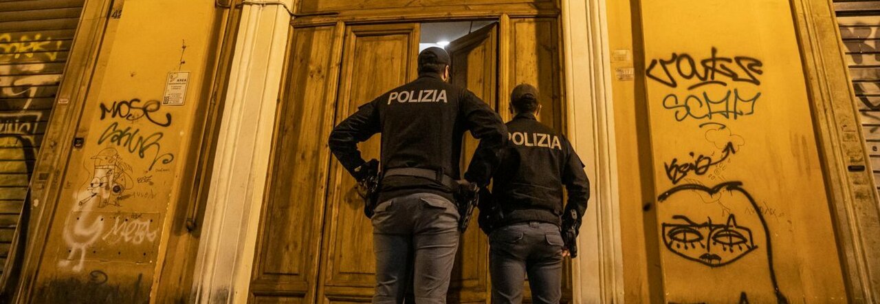 Orrore a piazza Vittorio: donna morta da 3 mesi nascosta nella cassapanca `