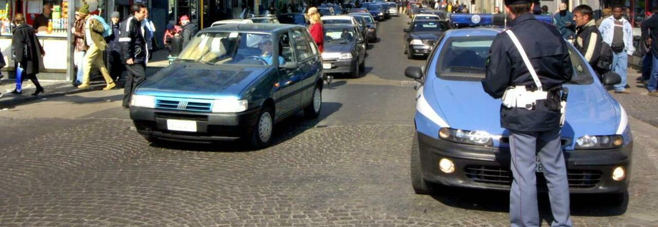 Napoli, ruba un cellulare ad una passante e scappa: arrestato 22enne