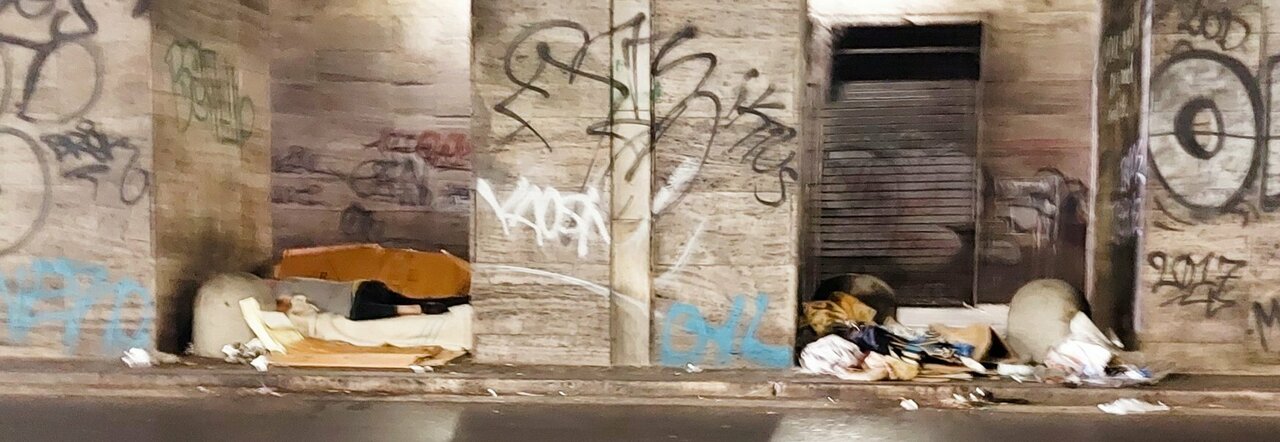 Bivacchi a Termini, muri anti-clochard nel tunnel degli orrori