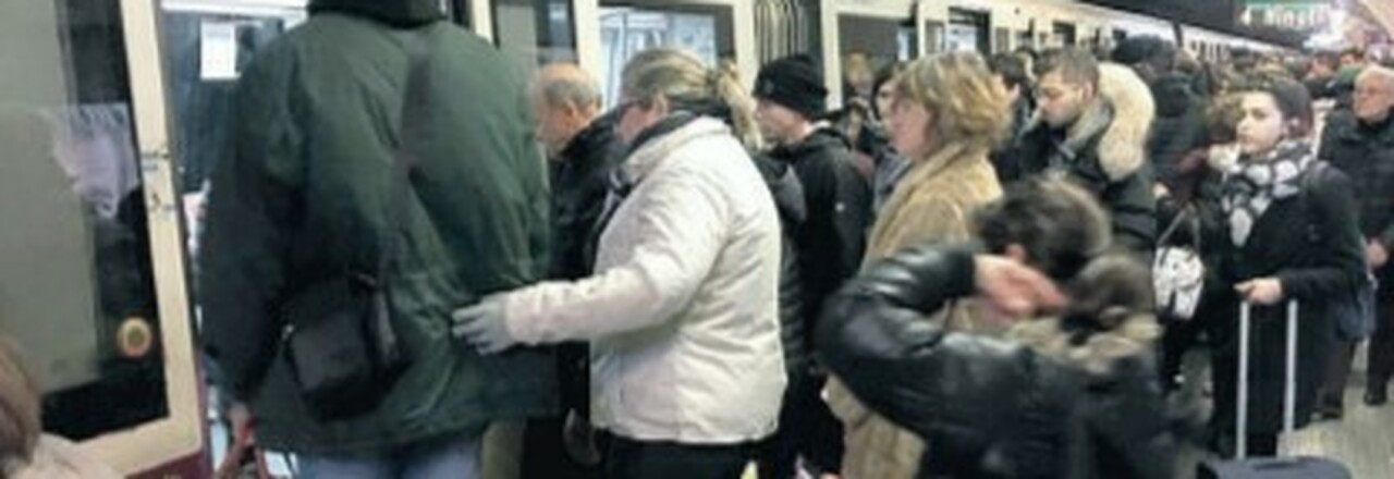 Rapinata e aggredita mentre aspetta la metro a Termini: fermato un cubano, caccia al complice