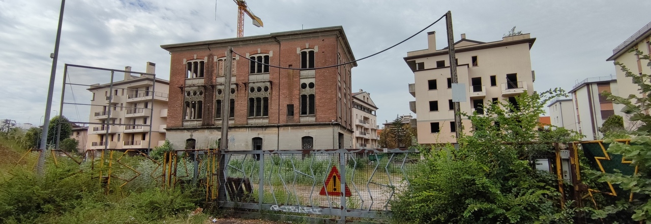 Il nuovo rifugio degli sbandati di Mestre: sono i condomini abbandonati tra via Sansovino e viale San Marco