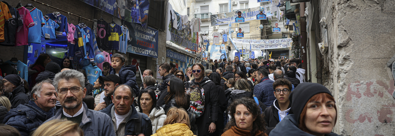 Folla al murale di Maradona