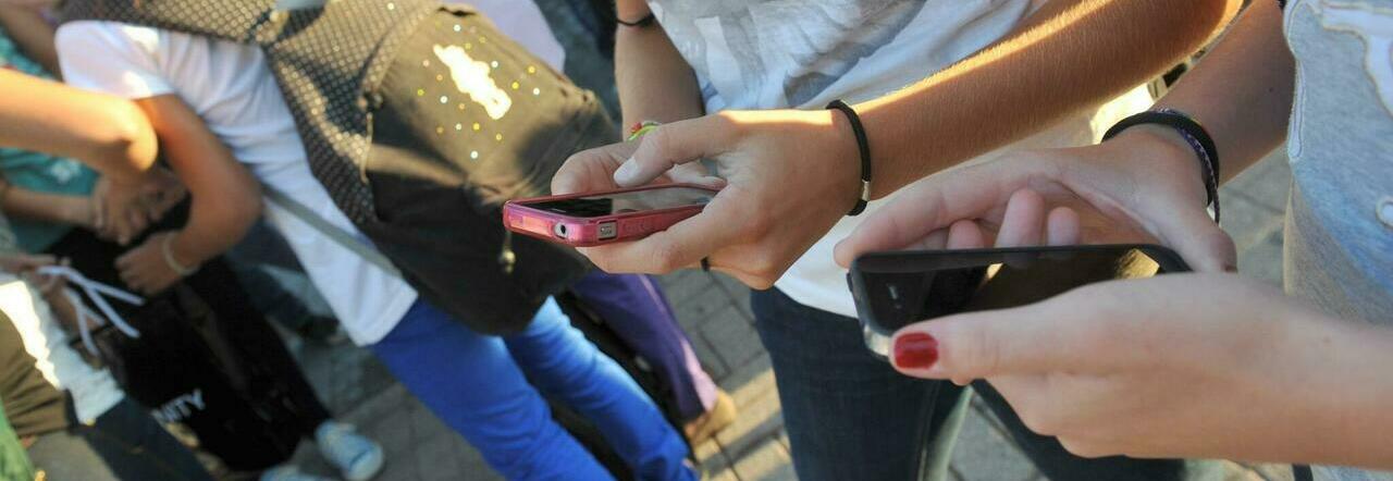 Ansia da telefonate, il 70% dei giovani non risponde alle chiamate: «Quando  il cellulare squilla, non sono mai buone notizie»