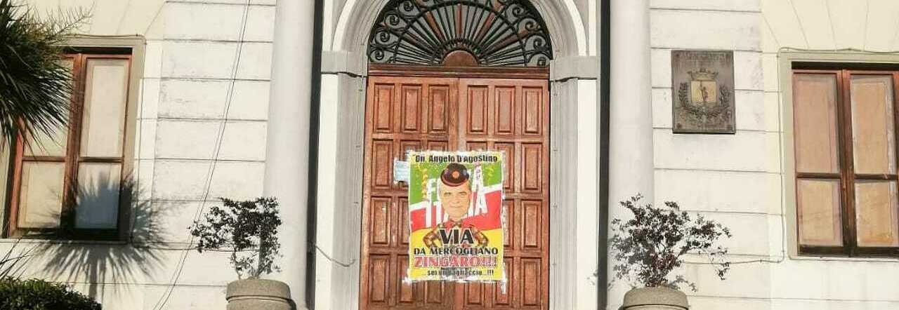 Il manifesto affisso a Mercogliano sulla porta della casa comunale