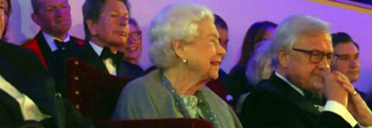 Regina Elisabetta, come sta? I sorrisi al primo evento di gala (dopo la rinuncia al discorso della Corona) allungano il suo regno