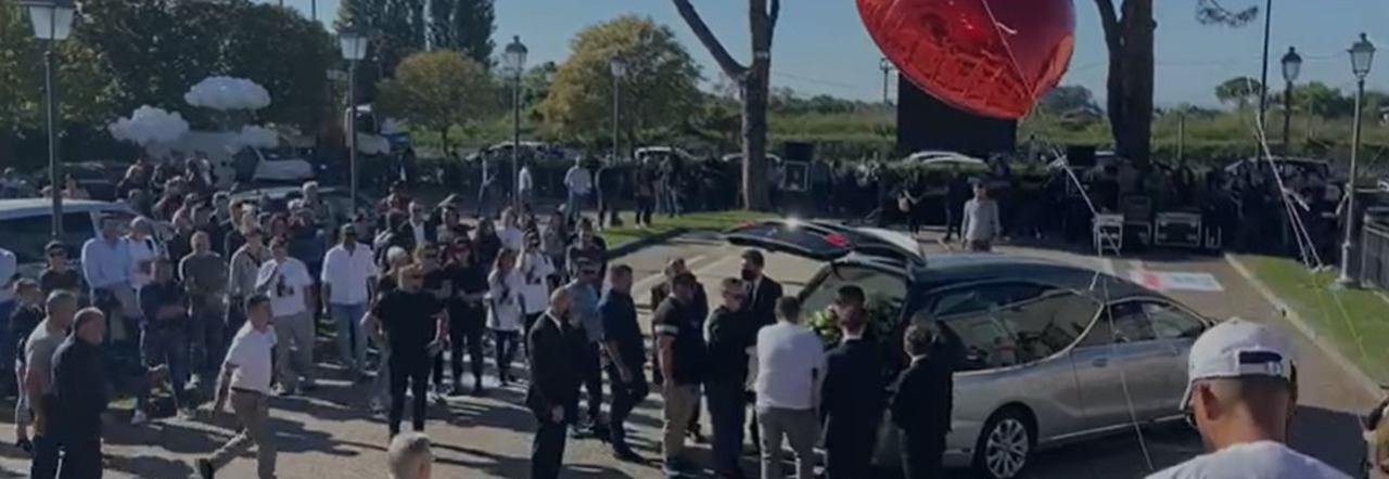 Nuvola di palloncini rossi e centinaia di persone al funerale di Mattia Caruso