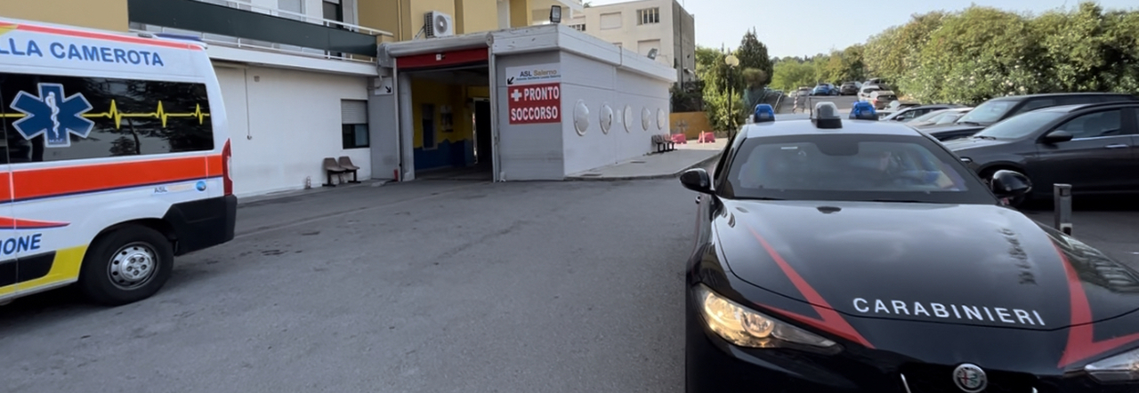 Ambulanza e auto dei carabinieri furi a un pronto soccorso