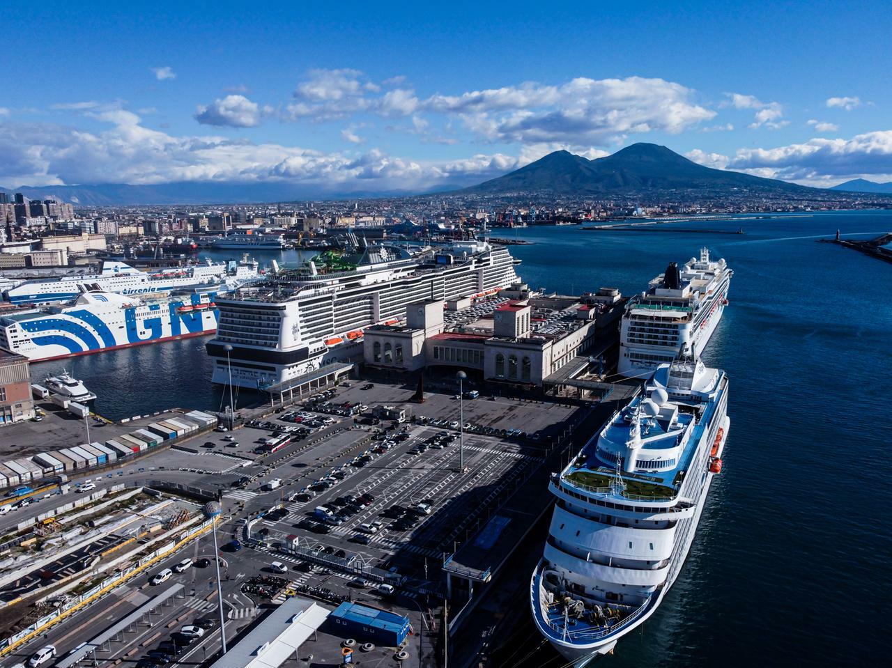 Il porto di Napoli visto dall’alto