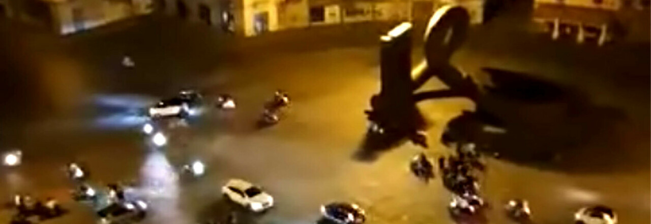Corse in moto di notte in piazza Mercato: un fermo immagine dal video