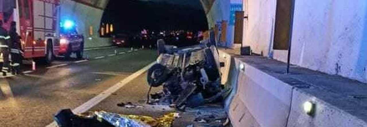 Incidente tra un camion e due auto: morti due ragazzi di 33 e 24 anni. Illesi due bambini