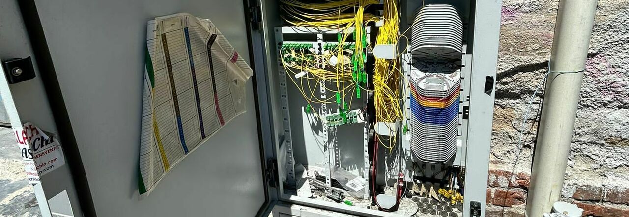 Cassetta telefonica vandalizzata