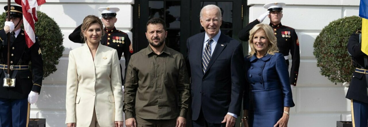 Zelensky: «Senza aiuti perderemo la guerra», Biden: «Il mondo resterà accanto a Kiev»