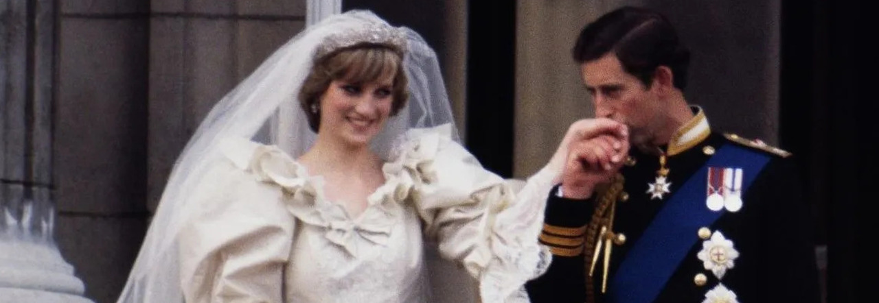Lady Diana la mano poggiata sull abito da sposa al matrimonio