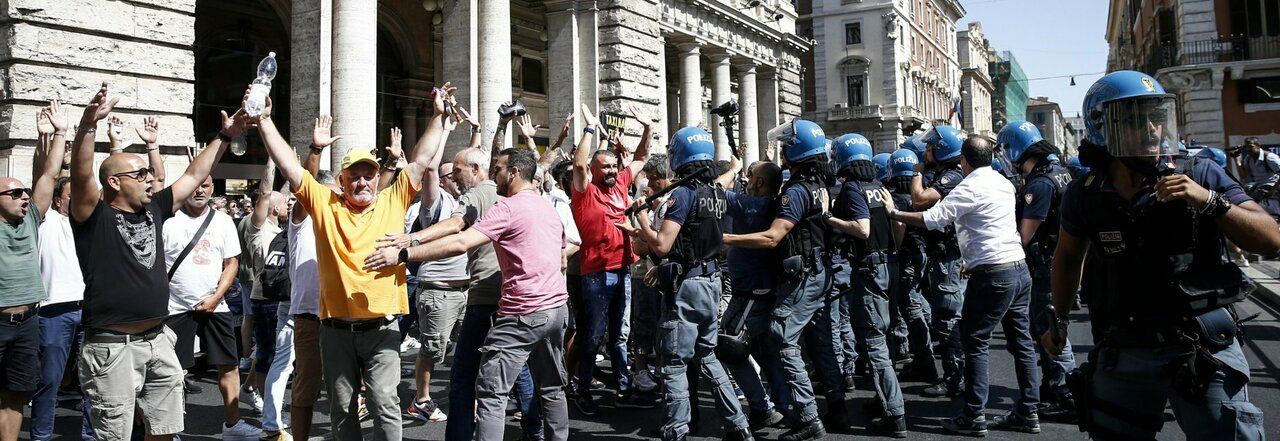Tassisti, proteste e caos: ma Draghi non cede. Lancio di bottigliette a Palazzo Chigi. Disagi a Roma, Milano e Napoli