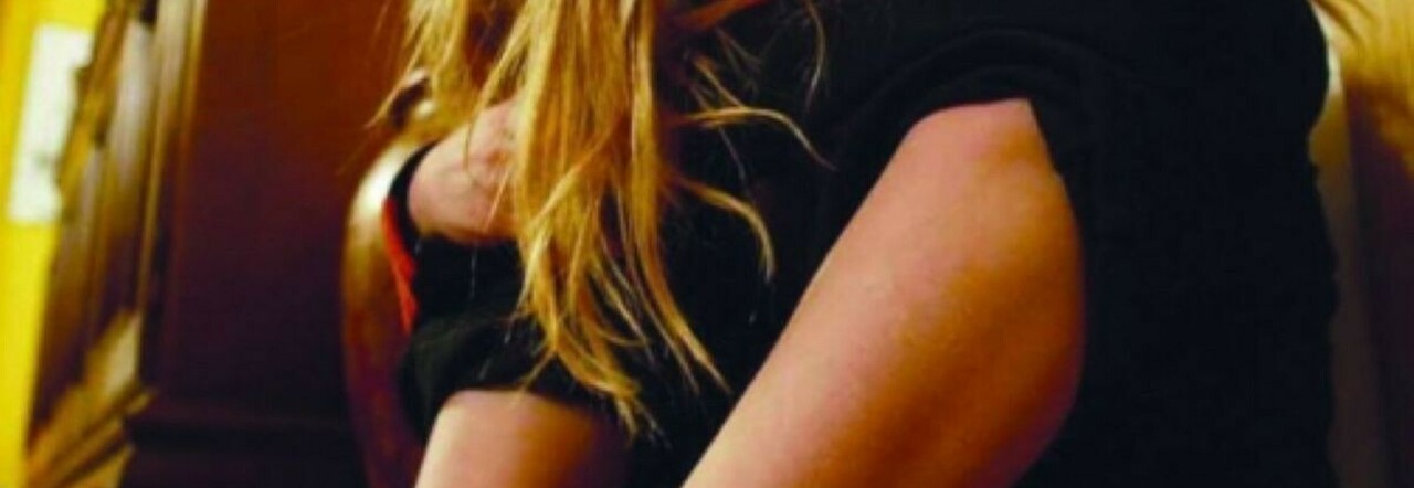Schiava del sesso costretta a filmarsi nuda anche sul posto di lavoro: sotto accusa romano di 53 anni