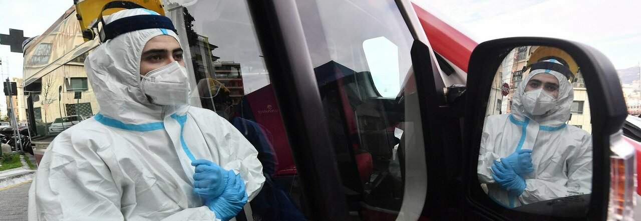 Omicron 10 volte più letale della semplice influenza. Andreoni: «Presto per equipararli»