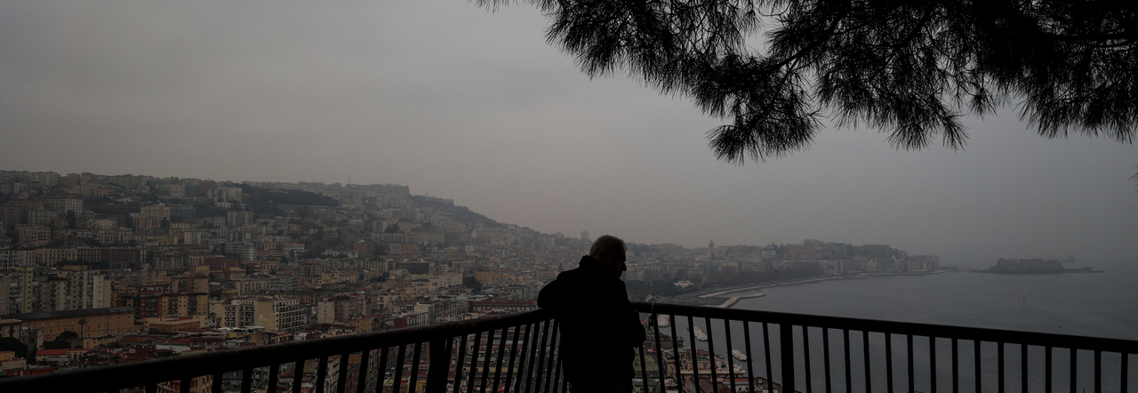 Napoli, la città si sveglia nascosta dalla nebbia: “scompaiono” il Vesuvio e Via Caracciolo
