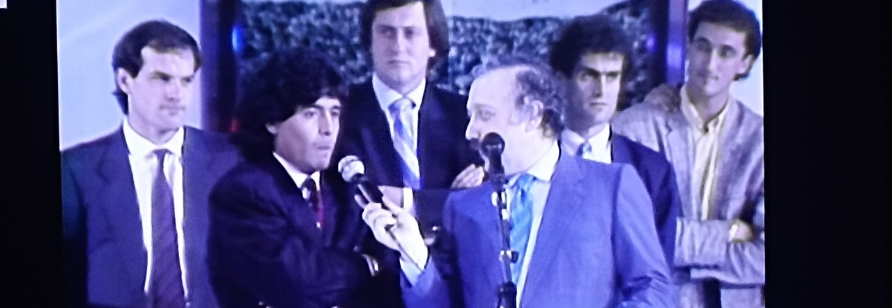 Minà intervista Maradona durante la festa scudetto alla Rai il 17 maggio 1987