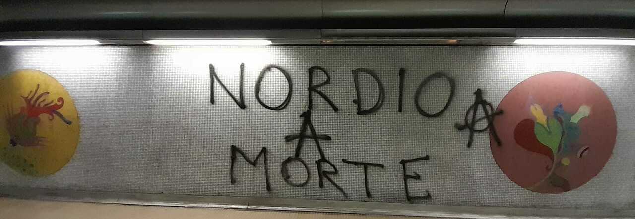 La scritta trovata nella metro di Napoli