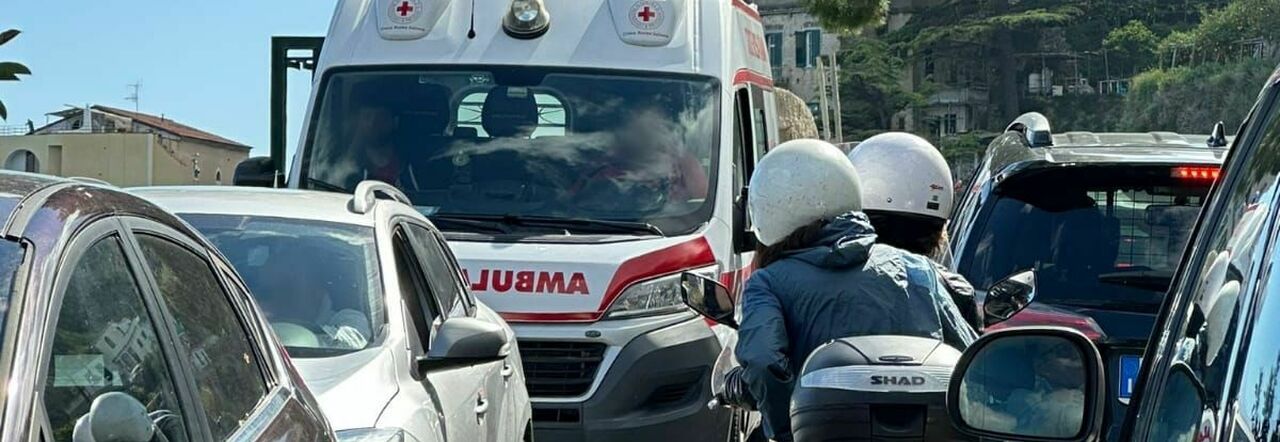 Un'ambulanza bloccata nel traffico sulla Costiera Amalfitana