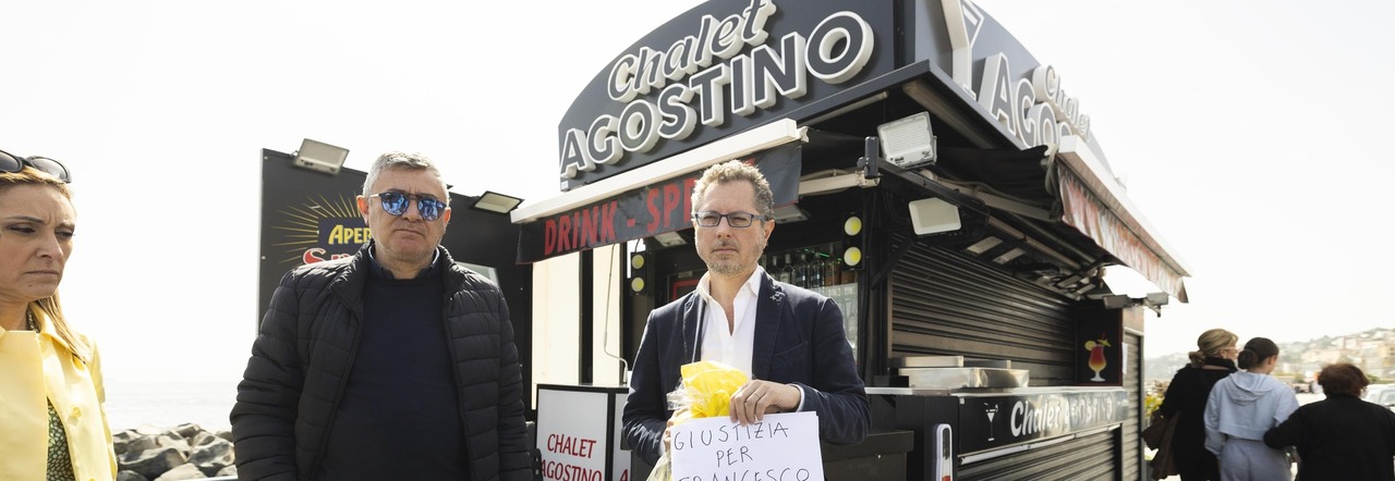 La protesta di Francesco Emilio Borrelli davanti allo chalet Agostino
