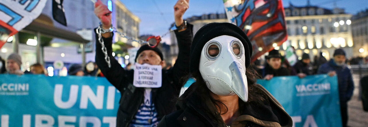 No vax tra spot, integratori e gadget: il business delle fake news. L'inchiesta del Messaggero
