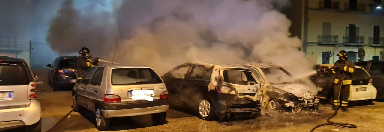 Auto in fiamme in un parcheggio