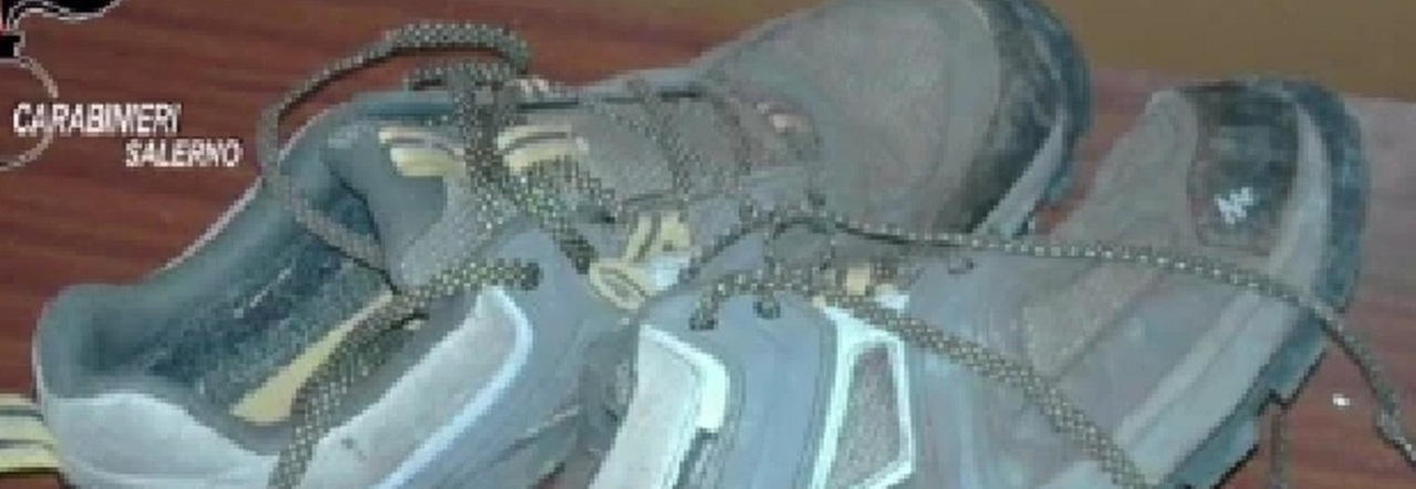 Le scarpe indossate dal cadavere senza nome ritrovato a Petina