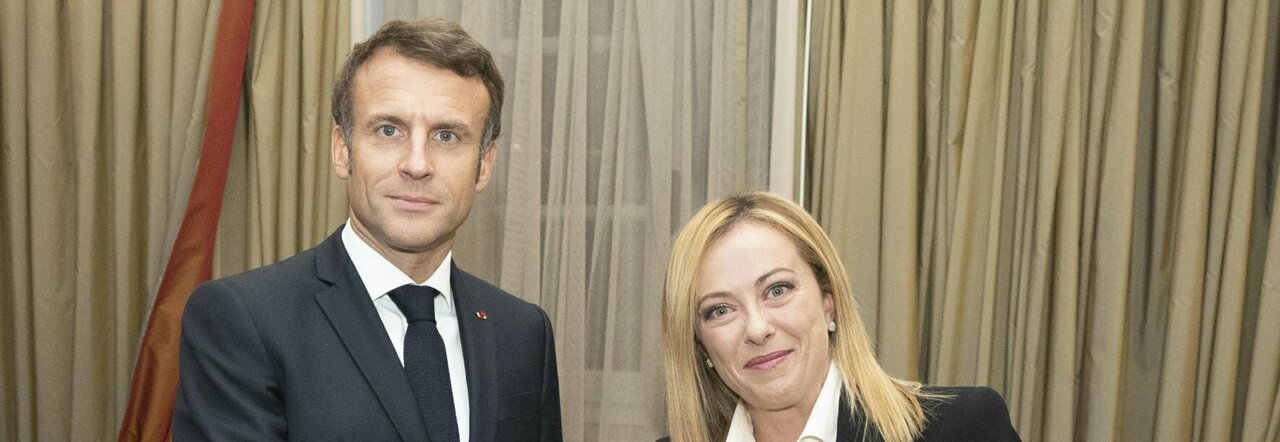 Saluto Meloni-Macron in Islanda, il presidente francese: «Sui migranti l'Italia non può restare sola, costruire soluzioni comuni»