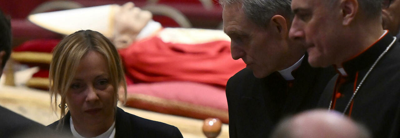 La premier Giorgia Meloni ai funerali di Ratzinger