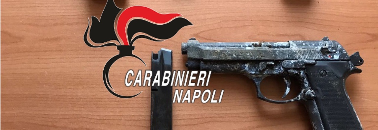 Napoli, pistole a salve (senza tappo rosso) nascoste nella cassetta