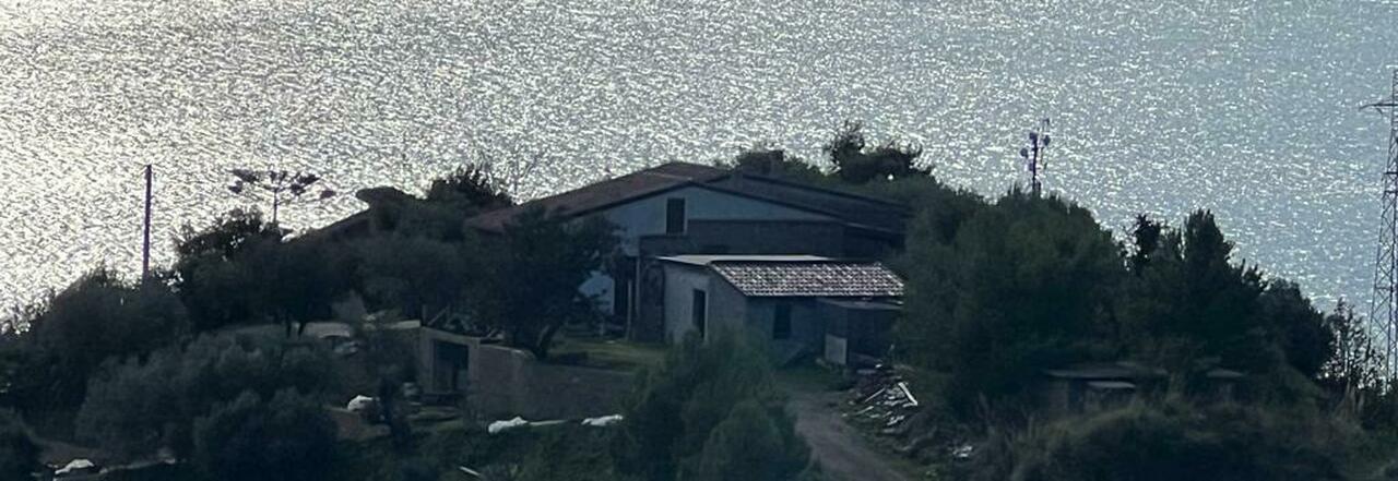 Il fabbricato incastonato tra collina e mare