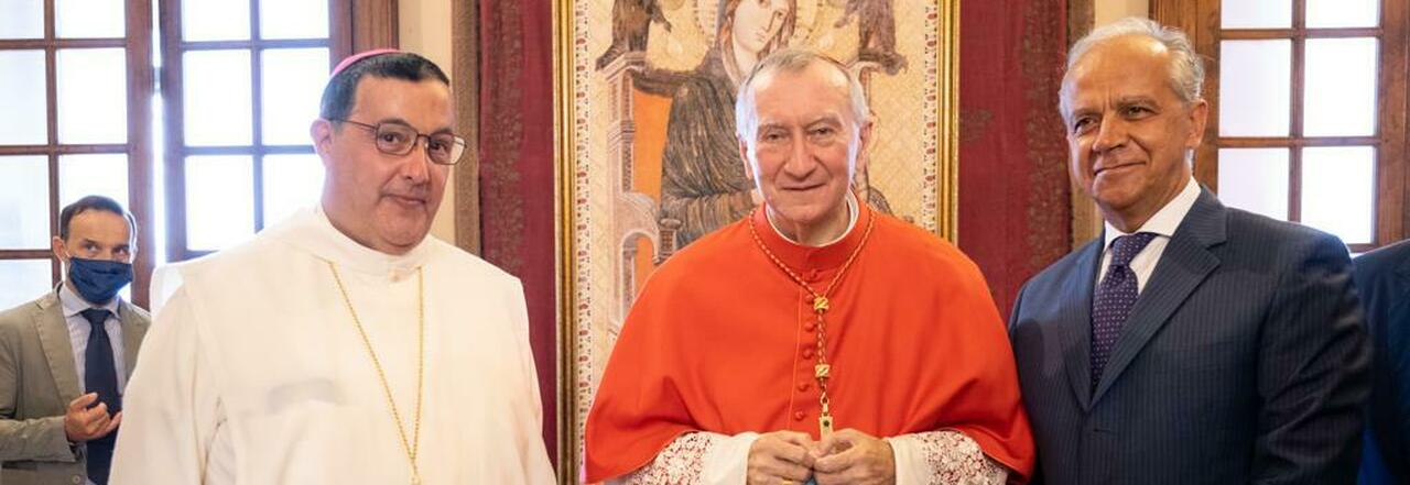 Il cardinale Parolin con il ministro Piantedosi e l'abate di Montevergine