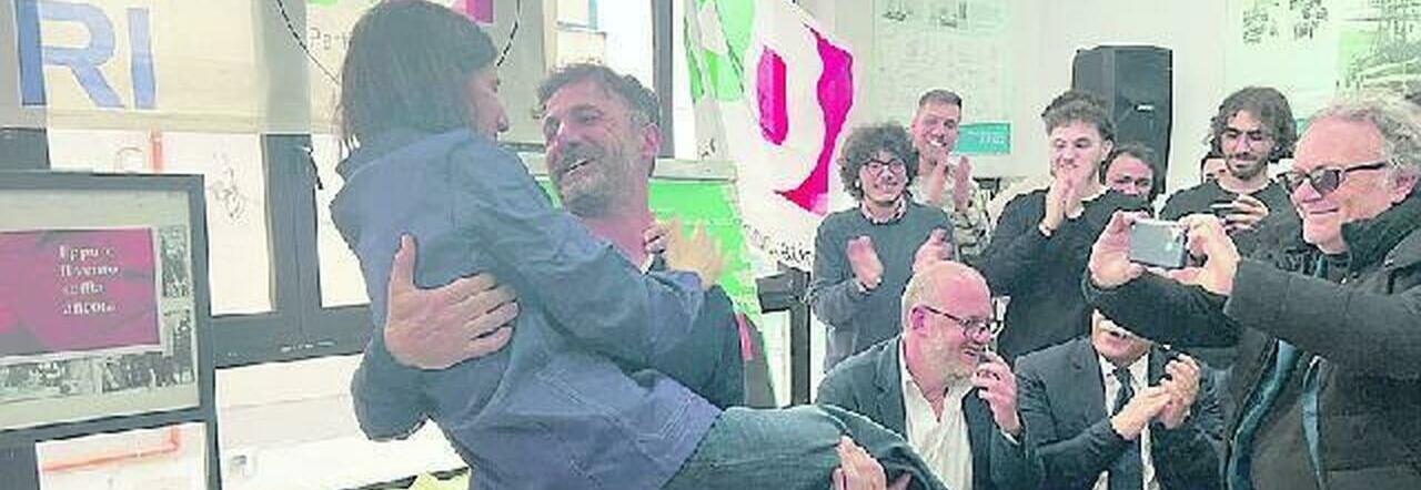 Elly Schlein con gli operai Fincantieri